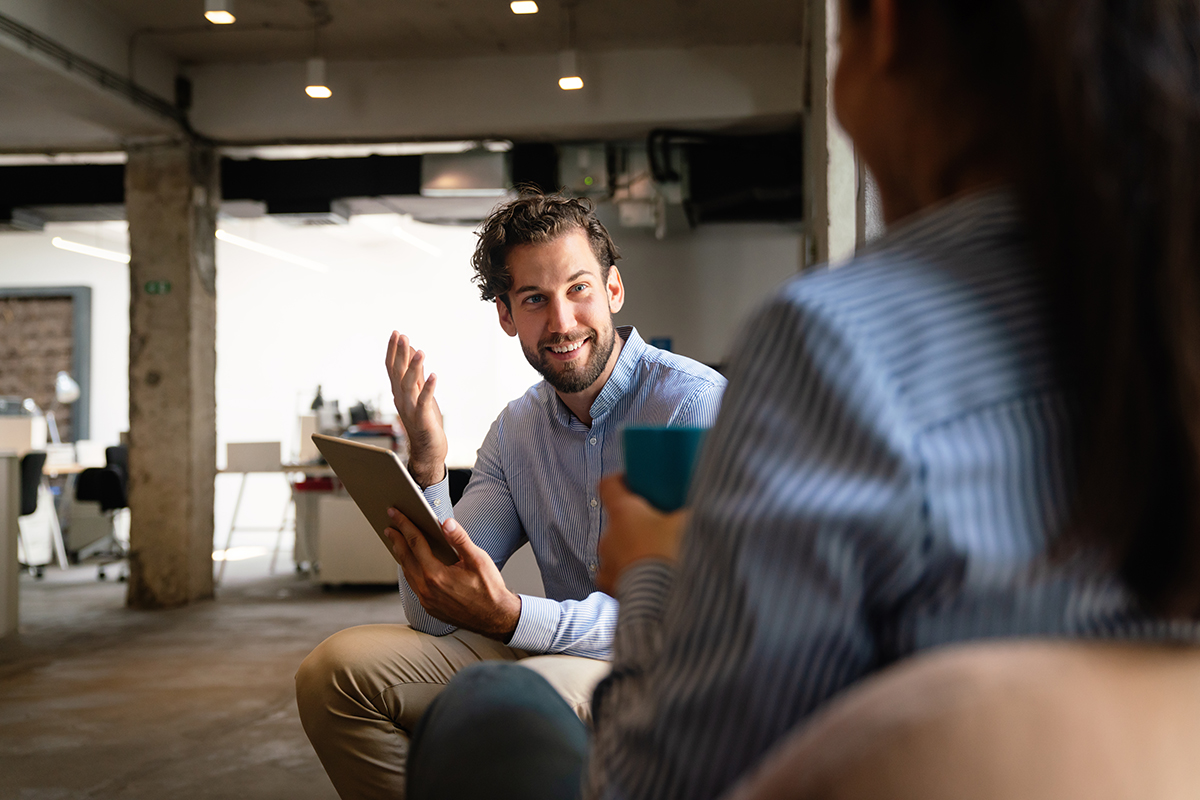 Beratungsgespräch mit Tablet in moderner Büroumgebung